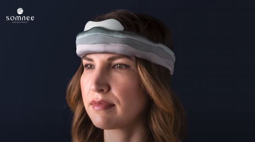 Le bandeau EEG connecté à l'application Somnee vous aide à mieux dormir -