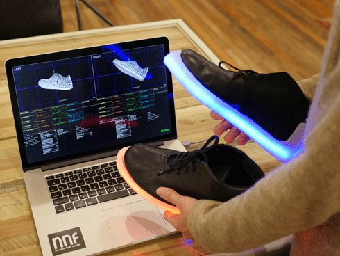 Chaussures intelligentes avec détecteurs de mouvement et LED pour artistes -